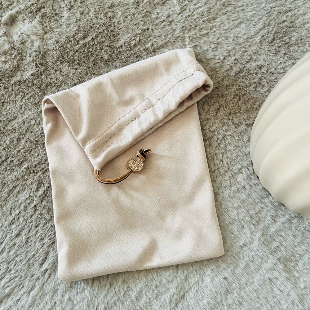 Tory Burch Elegant Cream glasses bag